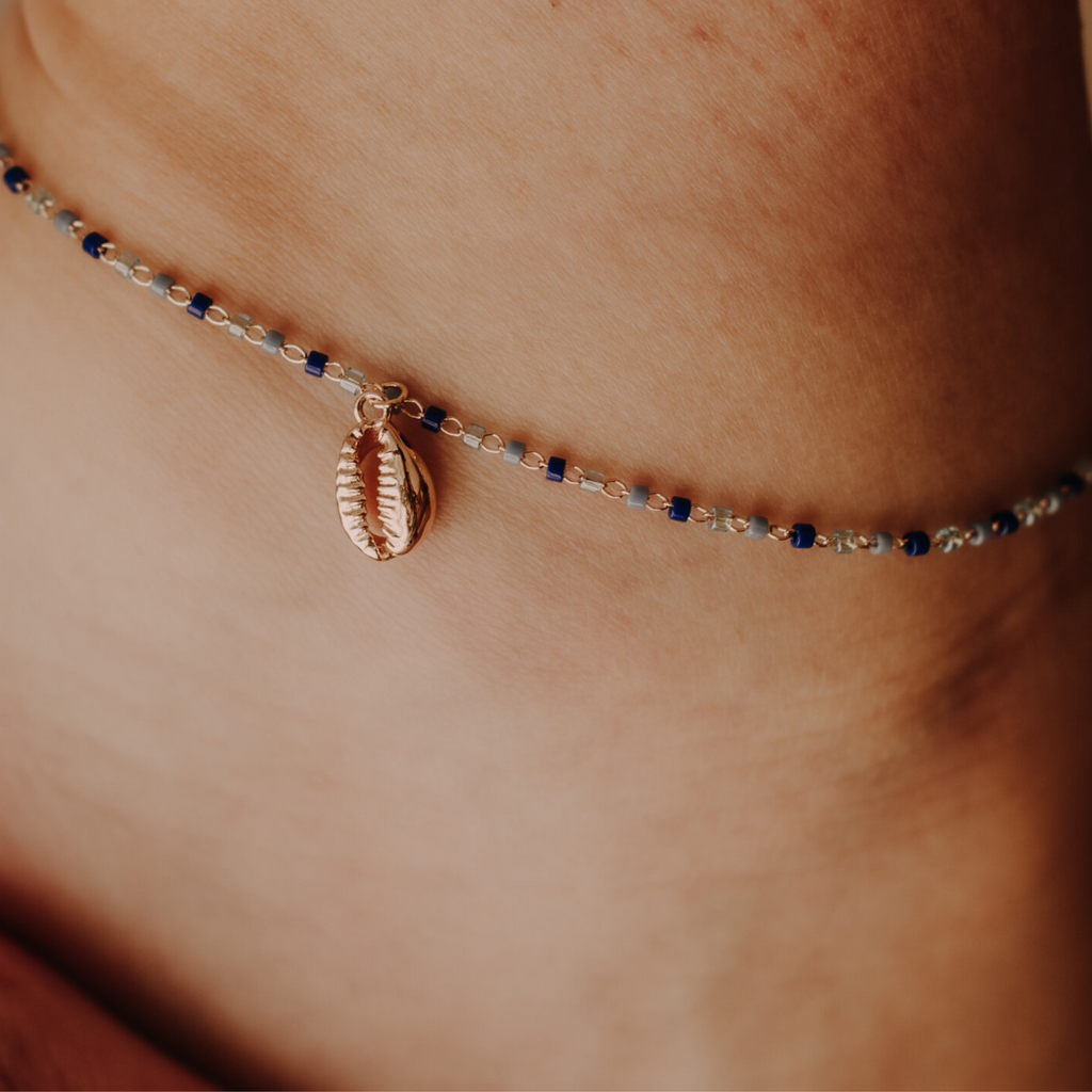 Les chaînes de cheville : Le bijou star de l’été à adopter absolument - KUBE STORE