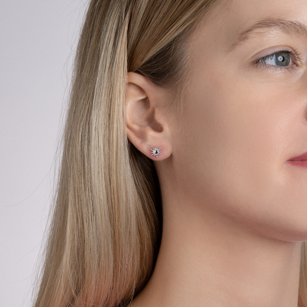 Comment choisir la forme de boucle d’oreille idéale : notre petit guide spécial - KUBE STORE