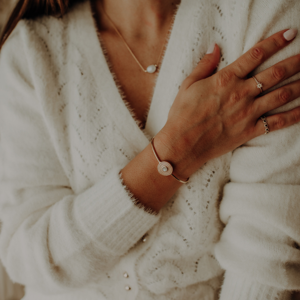 Les bijoux qui réchauffent vos tenues d’hiver : l’élégance même sous le froid - KUBE STORE