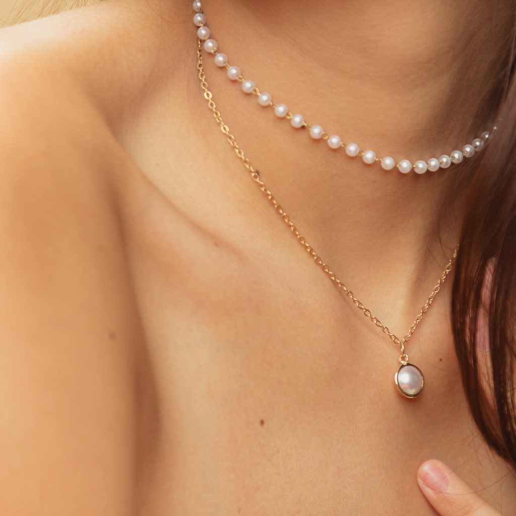 Comment porter plusieurs colliers sans faire de nœuds ? Nos astuces pour un look superposé tendance - KUBE STORE